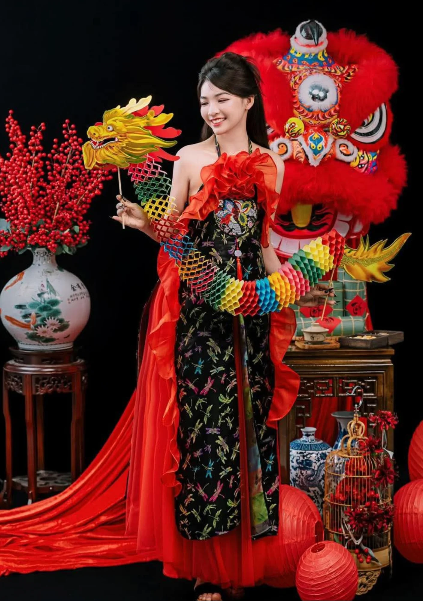 Cheongsam đỏ đen Tết múa lân