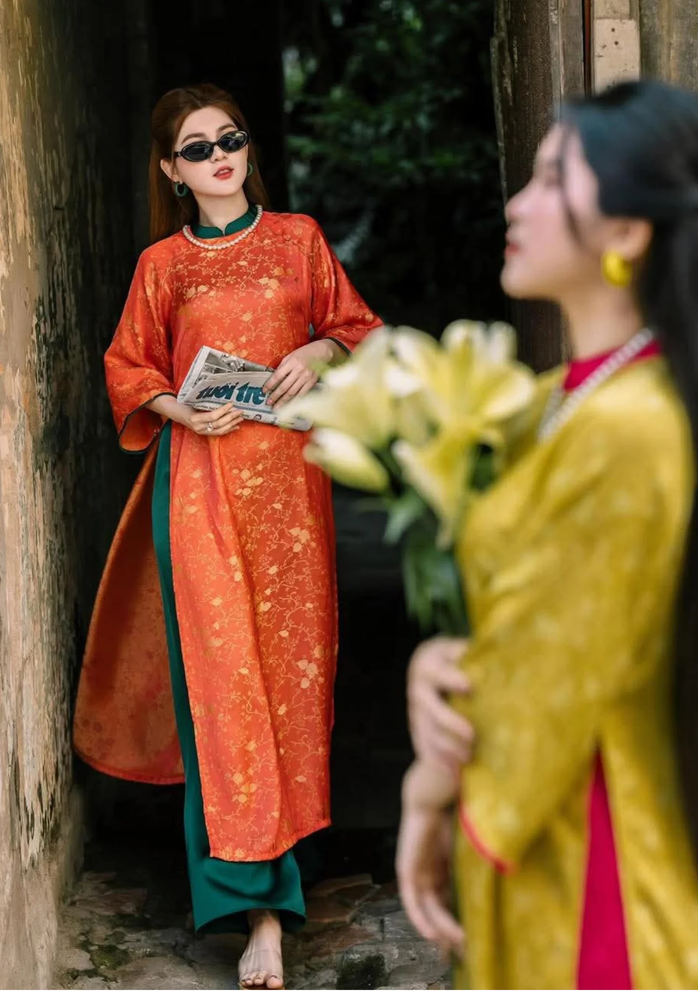 Hai cô gái áo dài phố cổ retro